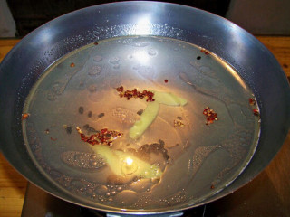 昆布杞子煲排骨,坐锅起猪油，下姜片、花椒、窠心豆豉爆香，下高汤，关火