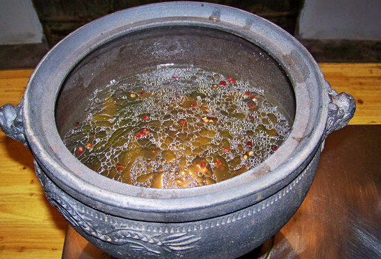 昆布杞子煲排骨,将步骤3倒入砂锅内，下海带块，中火煮沸