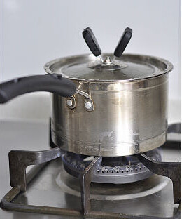 鹌鹑蛋白果糖水,小火煨煮20分钟，关火后浸泡在煮锅里的糖水中，用时再捞出