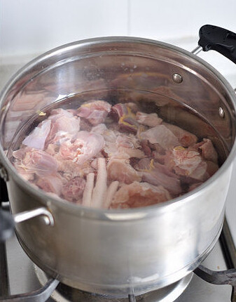 干煸鸡,清水锅里，倒入剁好的鸡肉块，开小火煮开焯水。煮10分钟后捞出鸡肉，控水晾凉备用