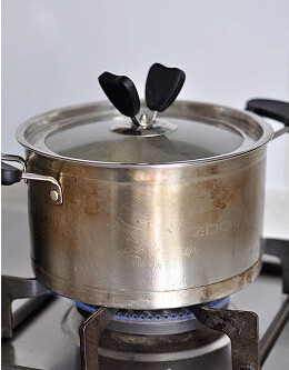 蔬菜皮冻 ,大火煮开后用小火煮1小时。调入精盐，关火