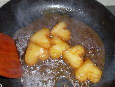 冬之恋,小火收汁，做好的冬瓜摆在盘子上，把处理好的虾仁放在冬瓜上，浇上锅里剩余的酱汁，再撒一点葱花即可