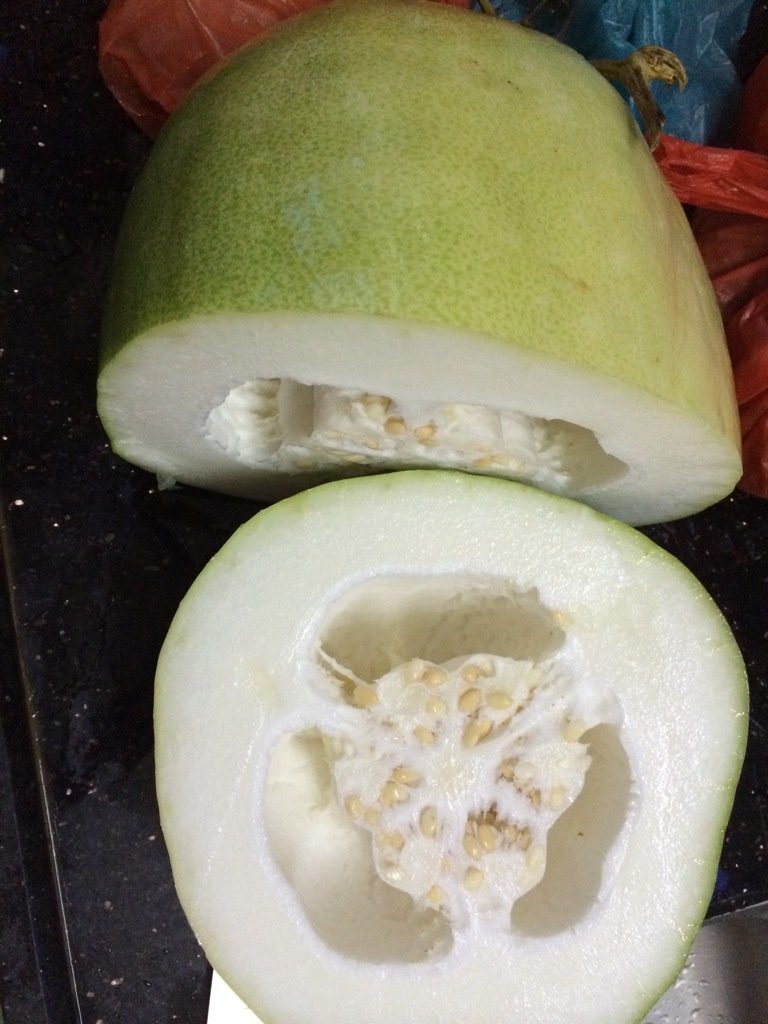 夏日冬瓜盅,如图清洗干净冬瓜，在中间切开两边，拿一边将里边的瓜囊取掉