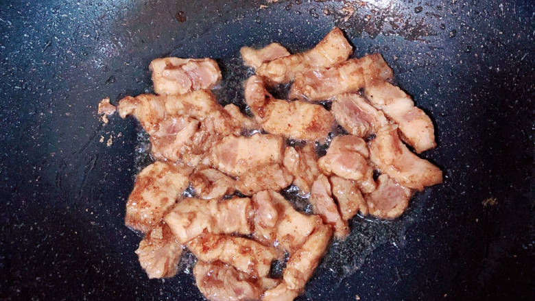 辣椒豆腐干小炒肉,锅中倒入油，放入五花肉翻炒均匀。