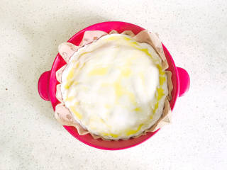 奶酪酥饼,移至烤盘中，刷上一层鸡蛋液