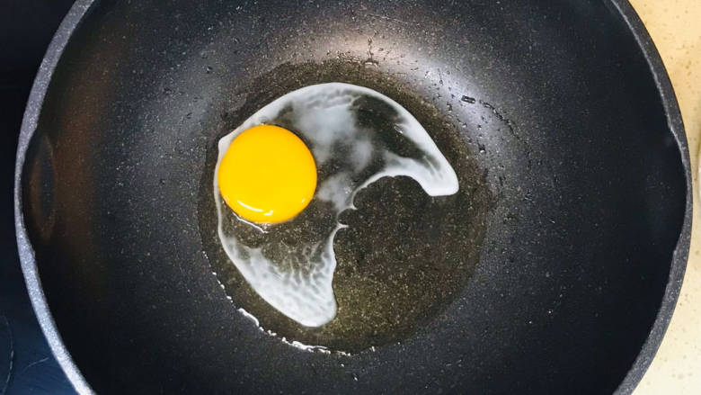 糖醋鸡蛋,油烧热，鸡蛋打入锅里