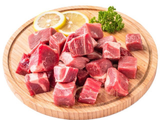 牛肉炖芋头,将牛腩切块备用。