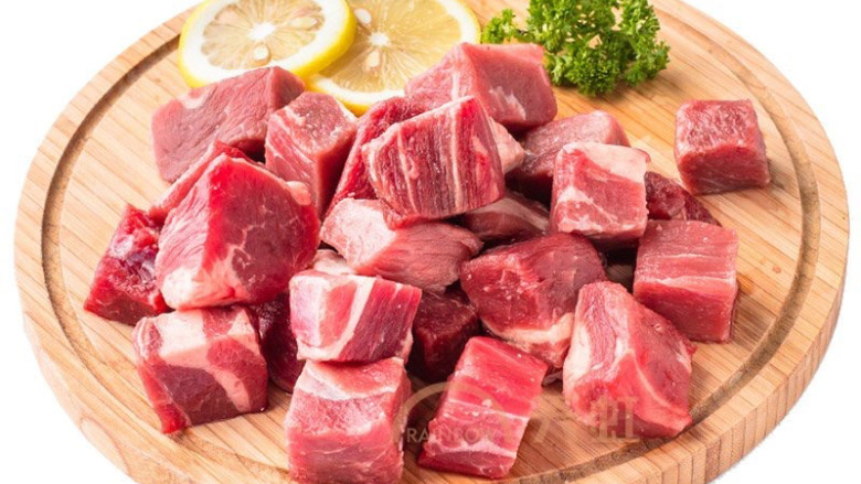 牛肉炖芋头,将牛腩切块备用。