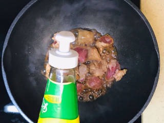 红烧羊肉煲,淋入蚝油，翻炒至肉变色