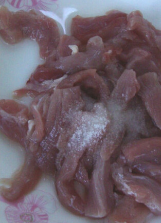 泰式海鲜炒面 ,肉片加入少许盐入味，青菜改刀
