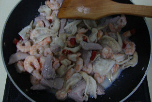 泰式海鲜炒面 ,底油把小米椒、肉片、海鲜爆炒出香味，盛出备用