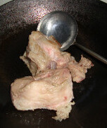 台湾牛肉面,牛肉洗净蘸干水分，煎至变色，放高压锅里