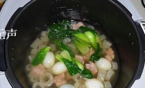 竹荪鸽蛋汤,加入备好的鸽子蛋和小青菜温热即可