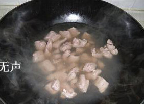 竹荪鸽蛋汤,子排沸水里焯煮一下去血水捞出温水冲洗干净