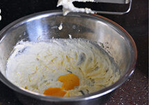 蓝莓麦芬,分三到四次加入打散的鸡蛋,每次打发至鸡蛋液被黄油完全吸收，再加下一次