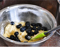 蓝莓麦芬,蓝莓加入到黄油面糊中，留出一部分作为装饰
