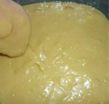 西柚酸奶蛋糕,将面粉、泡打粉、盐混在A碗中，盐， 黄桃酸奶，鸡蛋， 糖， 西柚原汁3 tsp，混在B碗，混合A、B碗，用橡皮刀搅匀