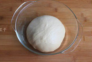 酸奶乳酪面包,面团和到具有相当延展性，加入软化黄油，继续和面和好，将面团进行第一次发酵