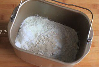 酸奶乳酪面包,将酸奶、奶油奶酪、全蛋液、水等液体先倒入，再分别倒入高筋面粉、细砂糖、盐、酵母，进行和面