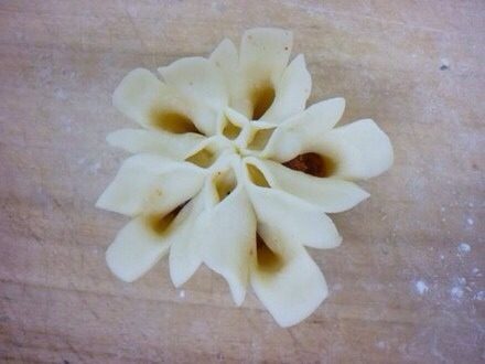 牡丹蒸饺,在每片花瓣上割两刀。