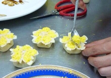 牡丹蒸饺,把熟蛋黄碾碎，放入花瓣中作点缀。