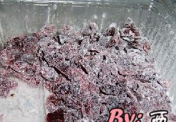 蔓越莓瑞士蛋糕卷,蔓越莓剪碎，撒一些粉拌均备用，鸡蛋分离