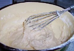 蔓越莓瑞士蛋糕卷,色拉油加入水搅拌均匀，再加入30g糖搅拌成米汤状，筛入粉类，搅拌至无干粉状