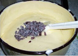 蔓越莓瑞士蛋糕卷,打好的蛋清分3次加入蛋黄糊中，切拌均匀，再撒入蔓越莓干，切拌均匀