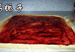 蔓越莓瑞士蛋糕卷,撕去油纸，抹上<a style='color:red;display:inline-block;' href='/shicai/ 8575'>蓝莓果酱</a>