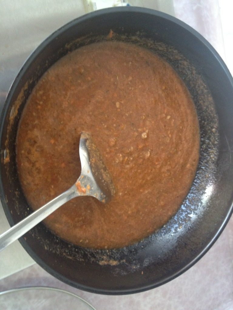 牛排,热锅冷油放入香菇碎肉炒散后倒入料理机里的番茄混合酱、大火烧开小火熬；
