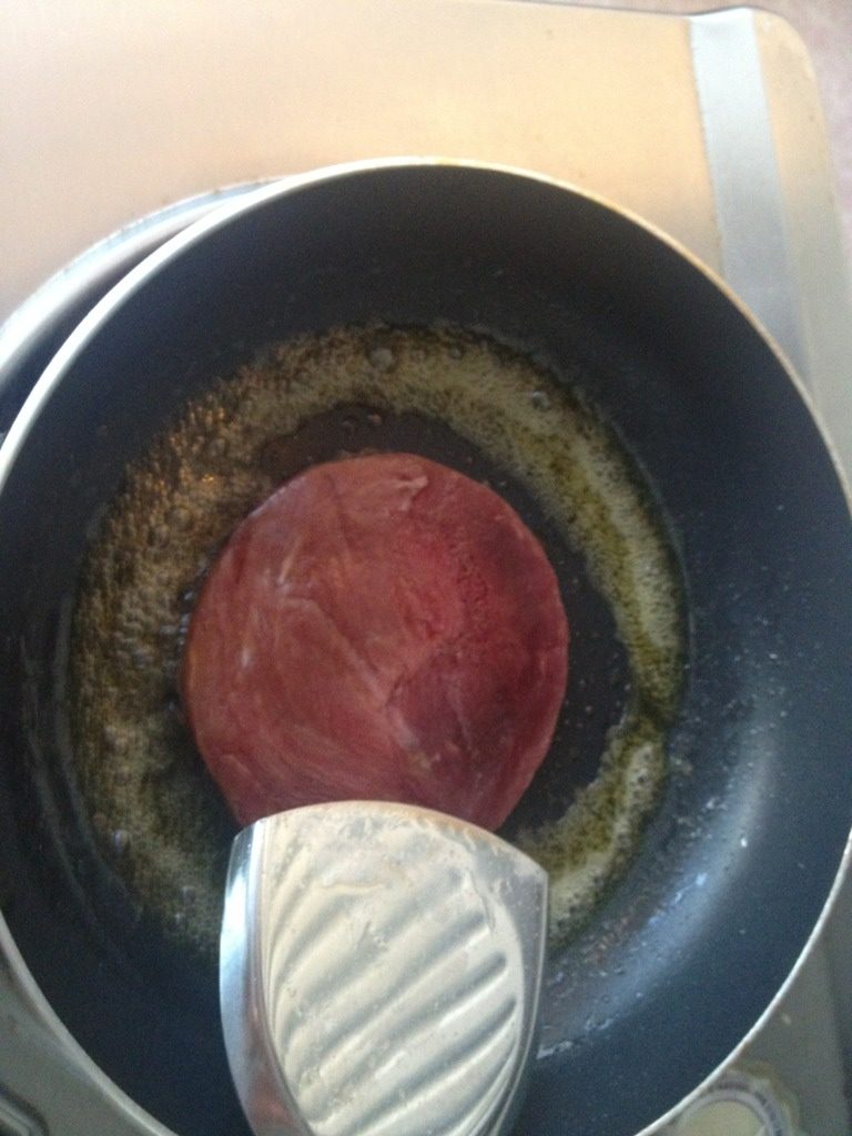 牛排,放小块黄油把牛排放入并两面各煎1-2分钟，看个人喜好几分熟，起锅放袋装黑胡椒；