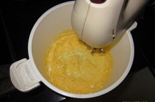 原味曲奇,加入细砂糖和糖粉，继续搅打至黄油顺滑，体积膨大