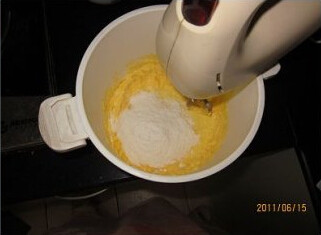 原味曲奇,黄油切小块，室温软化，用打蛋器搅打至顺滑