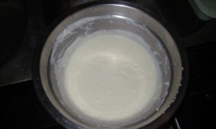 椰香轻乳酪蛋糕,小火加热过程中将乳酪搅匀，与牛奶融合至无颗粒状