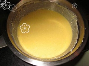椰香轻乳酪蛋糕,乳酪牛奶液中加入5个蛋黄、3分之一罐椰浆、30克油，搅匀至无油光为止