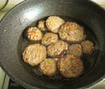 香菇酿肉 ,锅内放水，稍稍没过香菇，盖上锅盖，中小火炖5分钟左右