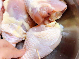 咸香鸡,给鸡腿肉用牙签扎一些洞眼。