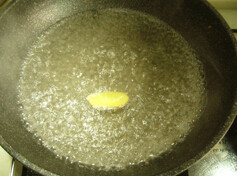 白灼香螺,锅中加水放入生姜一片，加一汤勺料酒烧开
