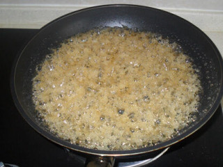 自制黑芝麻萨其马,煮糖浆：细砂糖、水、麦芽糖倒入锅里，用小火加热直到细砂糖融化了，浓稠到能拉出细线即可