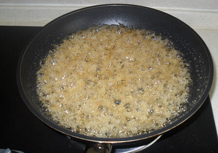 自制黑芝麻萨其马,煮糖浆：细砂糖、水、麦芽糖倒入锅里，用小火加热直到细砂糖融化了，浓稠到能拉出细线即可