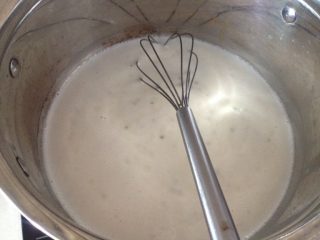 芒果冰露,取锅加少许凉水湿锅 将椰浆 牛奶倒入锅中 加适量白糖 用小火熬开 不停搅拌