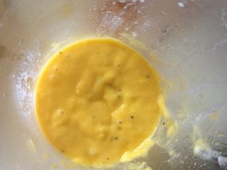 芒果冰露,芒果切丁 放入少许在搅拌机 加入少许熬好的椰浆牛奶 搅碎