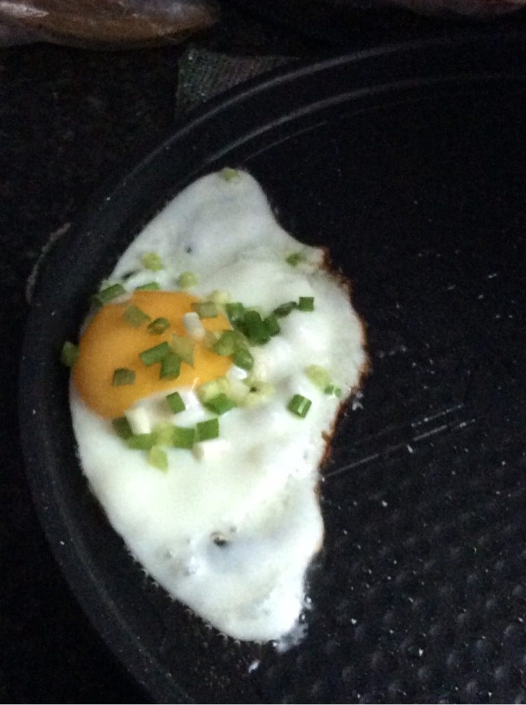 荷包蛋,等蛋周围变白后，就再等一会儿，香喷喷的荷包蛋就好了
