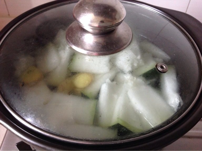 冬瓜鱼骨海带汤,取瓦煲，将冬瓜姜片放入瓦煲内，加入适量水，大火煮沸