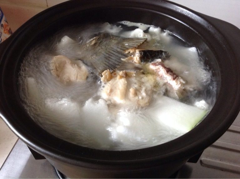 冬瓜鱼骨海带汤,带瓦煲水沸后将煎好的鱼骨及海带放入，大火煮沸，再小火煲40分钟即可。