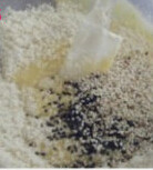 奶香芝麻蛋糕,筛入低粉，泡打粉和奶粉，改用橡皮刮刀拌和后，再分别加入杏仁粉和黑，白芝麻，搅打呈面糊状