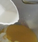 奶香芝麻蛋糕,分次加入蛋黄，快速搅匀，放牛奶继续快速搅拌
