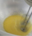 奶香芝麻蛋糕,黄油室温软化后，加入糖粉用橡皮刮刀搅匀拌和，再用搅拌机搅匀