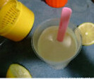 纽约芝士蛋糕,动物性淡奶油200ml加入15克柠檬汁，室温下放置30分钟，这就是酸奶油，放入冰箱冷藏备用