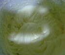 纽约芝士蛋糕,奶油奶酪隔水加热融化，打至顺滑，分3次加入糖，打至糖溶化